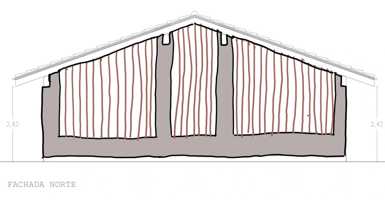Croquis sobre el alzado con tres zonas delimitadas y líneas verticales para representar la madera.