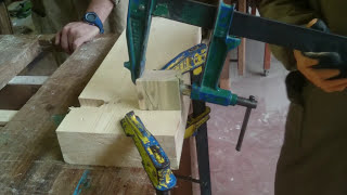 Pieza de madera sujeta durante una prueba de un ensamble.