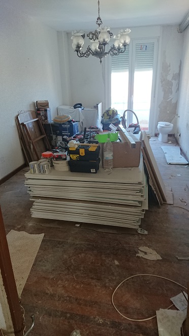 Placas de yeso apiladas en el salón aún en obras.
