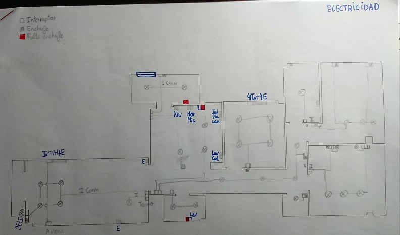 Plano de la vivienda con anotaciones manuscritas de electricidad e iluminación.
