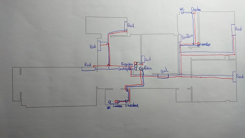 Plano de la vivienda con trazados azules y rojos para las instalaciones.
