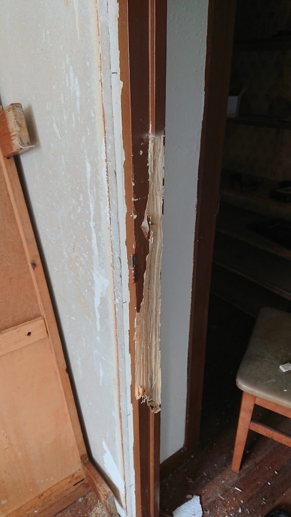 Piezas altas del mueble del salón apoyadas contra una pared durante el desmontaje.