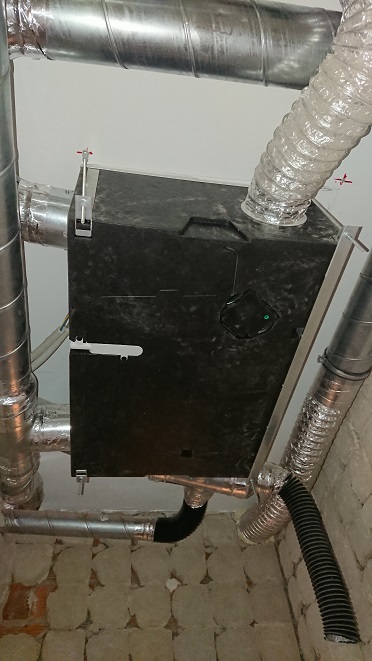 Recuperador de ventilación y conductos instalados bajo el forjado del aseo.